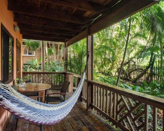 Posada Arco Iris, West End - Coxen Hole - Parveke