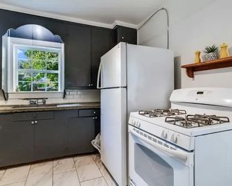 Jefferson Flat - Balcony Suite - Lafayette - Kitchen
