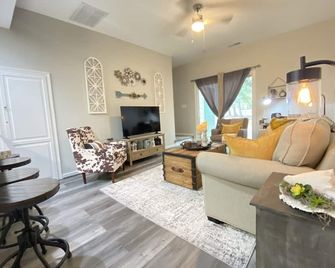 Cozy Corner - Family Beach Vacation Condo - Wilmington - Wohnzimmer