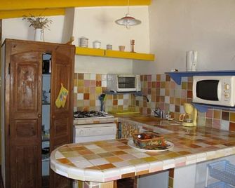 Small studio with all mod cons and a large shared pool - Lorgues - Kitchen