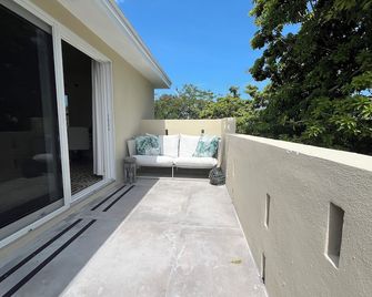 Spacious home sleeps 8 , Steps to Cocoa bay - Green Turtle Cay - Balcon