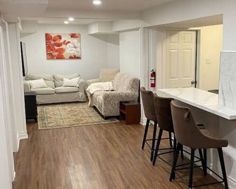 Adorable 3 Bedroom Apartment with Free Parking - Ajax