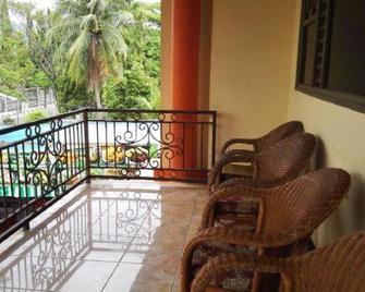 Hotel Liberty Gorontalo - Gorontalo - Balcón