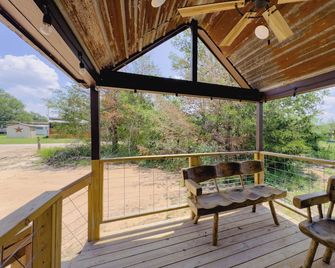 Apache Log Cabin - Walk to Lake, Pet Friendly - Somerville - Balcón