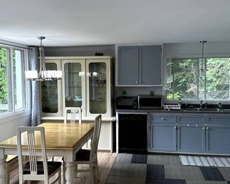 Le Chalet Bleu, Spa Au Bord Du Lac - Saint-Adolphe-d'Howard - Cuisine