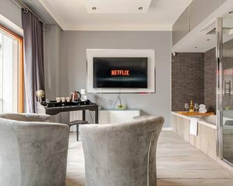 3 Suite Eleganti in Centro Città a 300m dal Mare con Vista Mare, Gym & Doccia Cromoterapia - Pescara - Living room