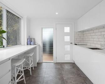 Henderson St, Studio apt - Sunshine Beach - Kitchen