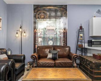 Steampunk Haven in the Heart of Tacoma! - Tacoma - Living room