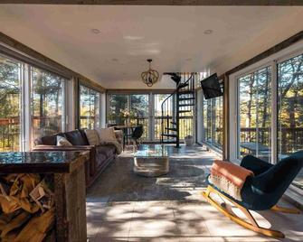 LoveNestChalet - Hot tub & Fireplace - Warm, cozy & relaxing - Grenville - Living room