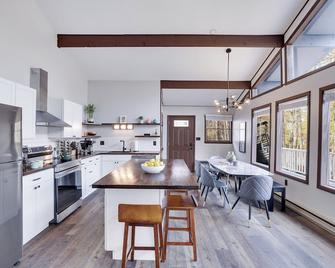 4min to Lake, 8min to Kalahari, Firepit, Fire table, Gas Grill, Gazebo & 300Mbps - Long Pond - Cocina