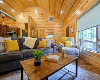 Hot Tub and Cozy Outdoor Space - Charming Nature Retreat - Broken Bow - Wohnzimmer