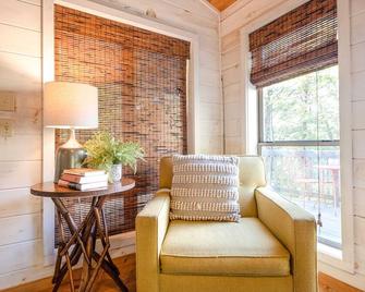 The Studio ~ An Ozark Hideaway - Mountain View - Living room