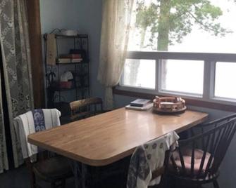 Cottage 4: pristine waterfront! Cabins at Bon Echo's Edge - Cloyne - Comedor