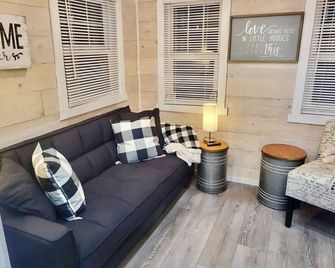 Modern Nest Tiny Home - Hot Springs - Living room