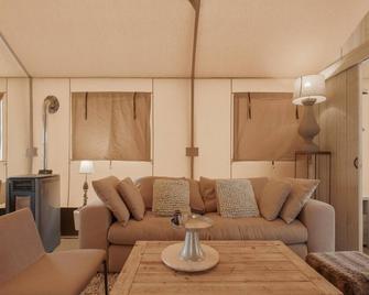 Comfortable Tent Lodge in Pittem With Barbecue and Veranda - Pittem - Sala de estar