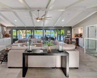 Southern Sunrise Covered Dock & Optional Boat Rental - Mooresville - Stue