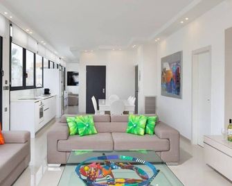 White House 3BR in Gordon Beach by HolyGuest - Tel Aviv - Living room