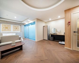 Seosan Heo & Jang Hanok Hotel Lake Park - Seosan - Sala de estar