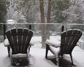 Riverfront Bed and Breakfast - North Vancouver - Parveke