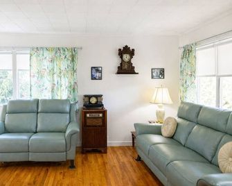 Cozy 2-bedroom home in Oak Ridge - 1940s themed - Oak Ridge - Sala de estar