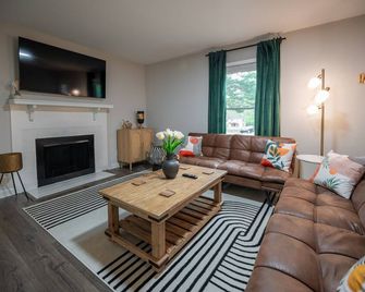 North Hills Oasis- 5mins from North Hills, Newly Renovated, Two En Suites! - Raleigh - Sala de estar