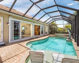 Canalfront Oasis: Cape Coral Home w/ Pool & Spa - Cape Coral - Pool