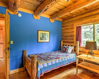 Log Home on 60 Private Acres By Mt Shasta Ski Park - McCloud - Habitación