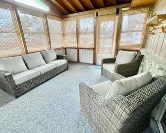 Huge, Peaceful home in Carmel! - Carmel - Living room