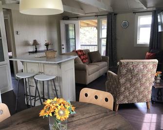 Secluded cottage situated on the rocky shores of Eastern PEI - Murray Harbour - Comedor
