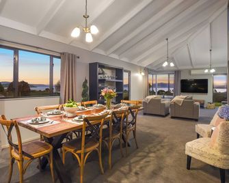 Hamurana Lakeview Farmhouse Luxury Retreat - Hamurana - Dining room