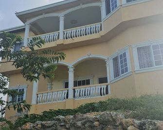 Welcoming 2-bedroom house with AC in Long Bay - Long Bay - Edificio