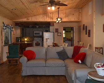 Owl Little Lake Nest A Great Water Front Lake Home - Checotah - Living room