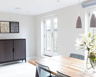 Fabulous Central Windsor Town House With Parking - Windsor - Dining room