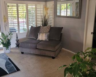 Nice home for rent in a quiet area close to Scottsdale and Glendale area. Open - Sun City - Living room