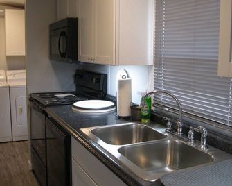 The Guest House at Woody Farms - Longer Stays, Professionals & Little League - Lexington - Küche