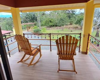 Entire 2nd Floor, 3 Bedrooms for up to 12! - Quepos - Balcon