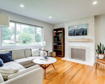 Cozy Modern Single Family 5 Bedroom Home - Falls Church - Living room
