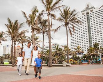 Garden Court Marine Parade - דורבן