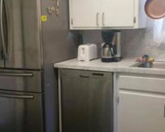 Best Central McAllen, Games, Bikes, trail, fire pit, BBQ pit, park, fruit trees, - McAllen - Kitchen