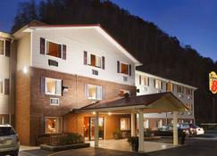 Super 8 by Wyndham Prestonsburg - Prestonsburg - Building