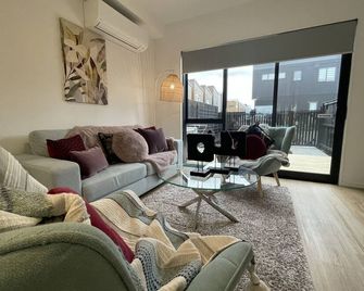 Flat Bush Holiday Accommodation - Manukau Central - Living room