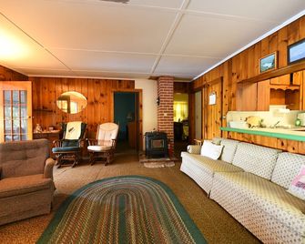 Cozy Moose Pond Camp. Lakefront, Fishing, Mountain views - Bridgton - Living room