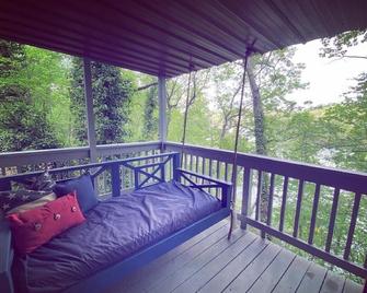 Unique Lake Lanier Cottage ~ On Super Deep Water Near North Ga Mountains!! - Dawsonville - Balcón