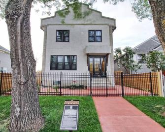 Brand New 1 Br 1 Bath Close To All Walkable - Edmonton - Building