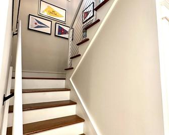 A Mackinac Island Cottage right on the golf course. - Mackinac Island - Stairs