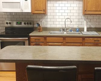 Tranquil 2-Bedroom Retreat: Modern Comfort, Fast Wi-Fi & Near Gap Trail - Cumberland - Kitchen