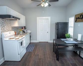 Classic 1br/1ba Charming Apt W/ Modern Upgrades - San Antonio - Cocina