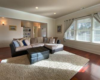 Bay Creek Meets Historic Cape Charles! pool access! - Cape Charles - Wohnzimmer