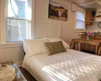 Lovely 2bdrm Cottage Right On The Gotl Strip! Sleeps 5! - Geneva - Habitación