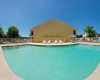 Travelodge by Wyndham North Charleston - North Charleston - Pool